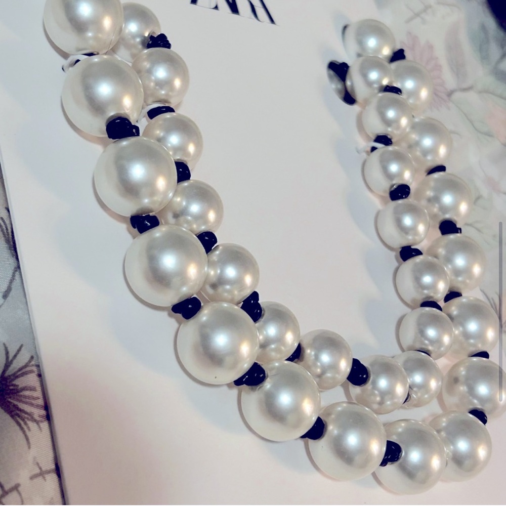 ZARA STUNNING 2-PACK PEARL NECKLACES W/FAUX LEATHER KNOT AND PEARL APPLIQUÉS🔥🔥🔥 - Picture 2 of 8